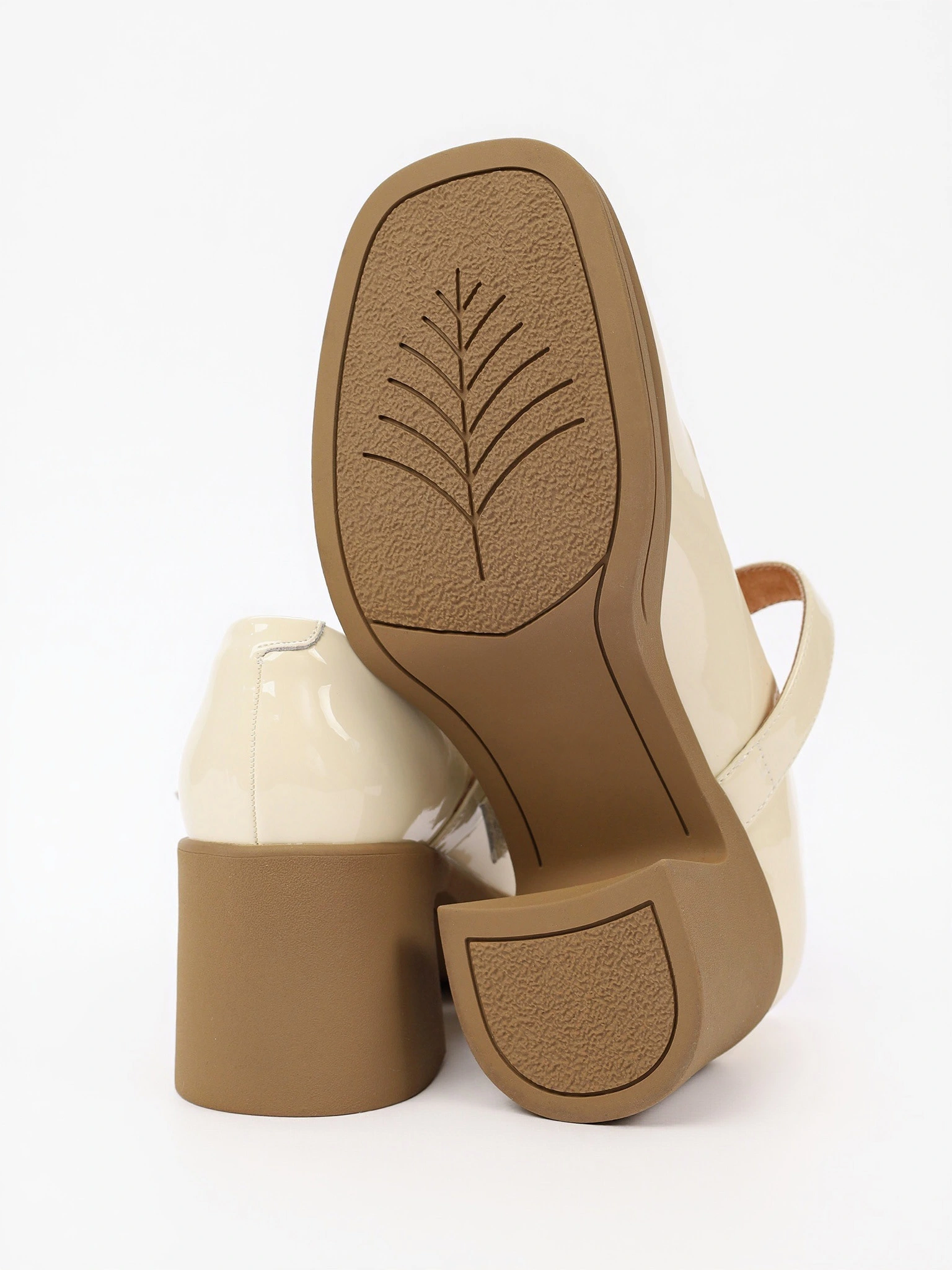 Туфли мэри-джэйн лакированные молочного цвета на высоком каблуке